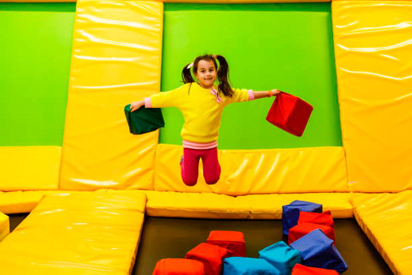 niña saltando y jugando en un Trampoline Park caidas de trampolines