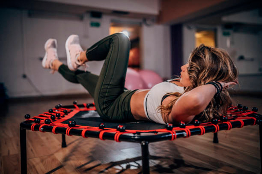 mujer haciendo abdominales sobre trampolín fitness trampolín fitness walmart