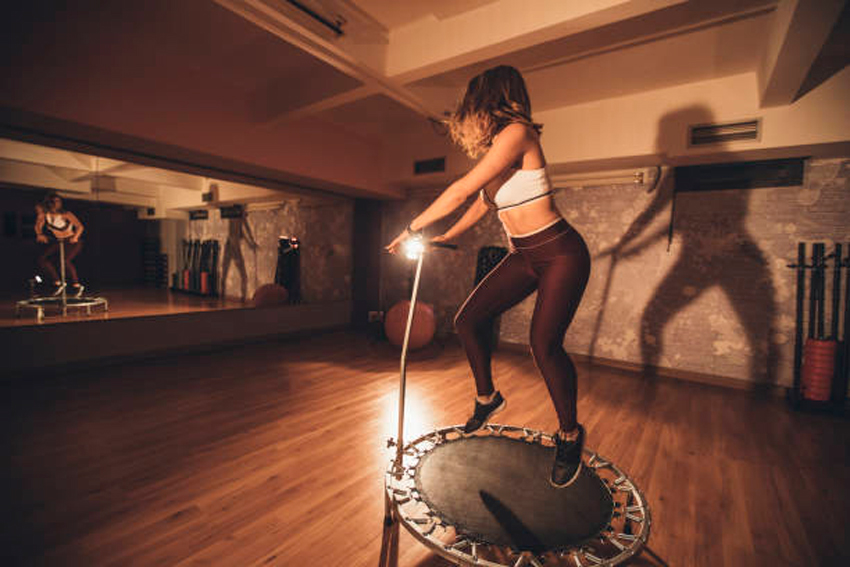 mujer haciendo deporte en cama elástica cama elastica ejercicios