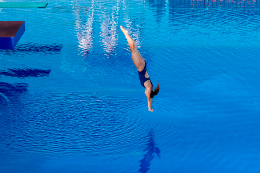 mujer lanzándose a la piscina desde un trampolín trampolin para alberca