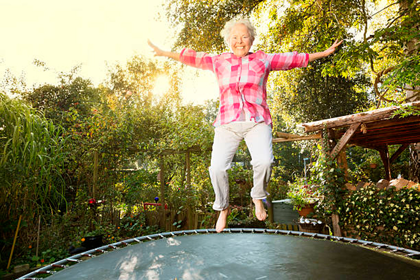 mujer saltando en un trampolín grande en el jardín de su casa precios de trampolines