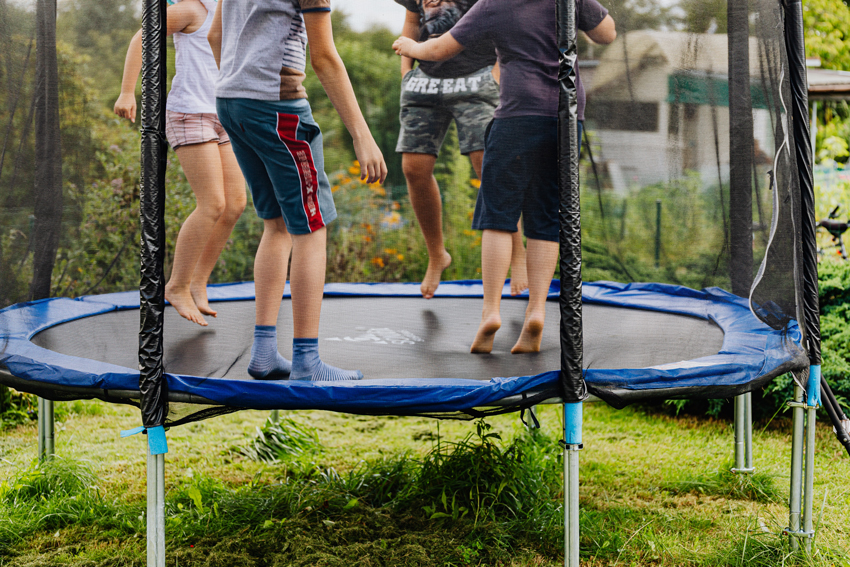 niños saltando juntos en un trampolín grande