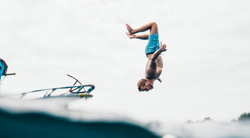 chico saltando en un trampolín acuático